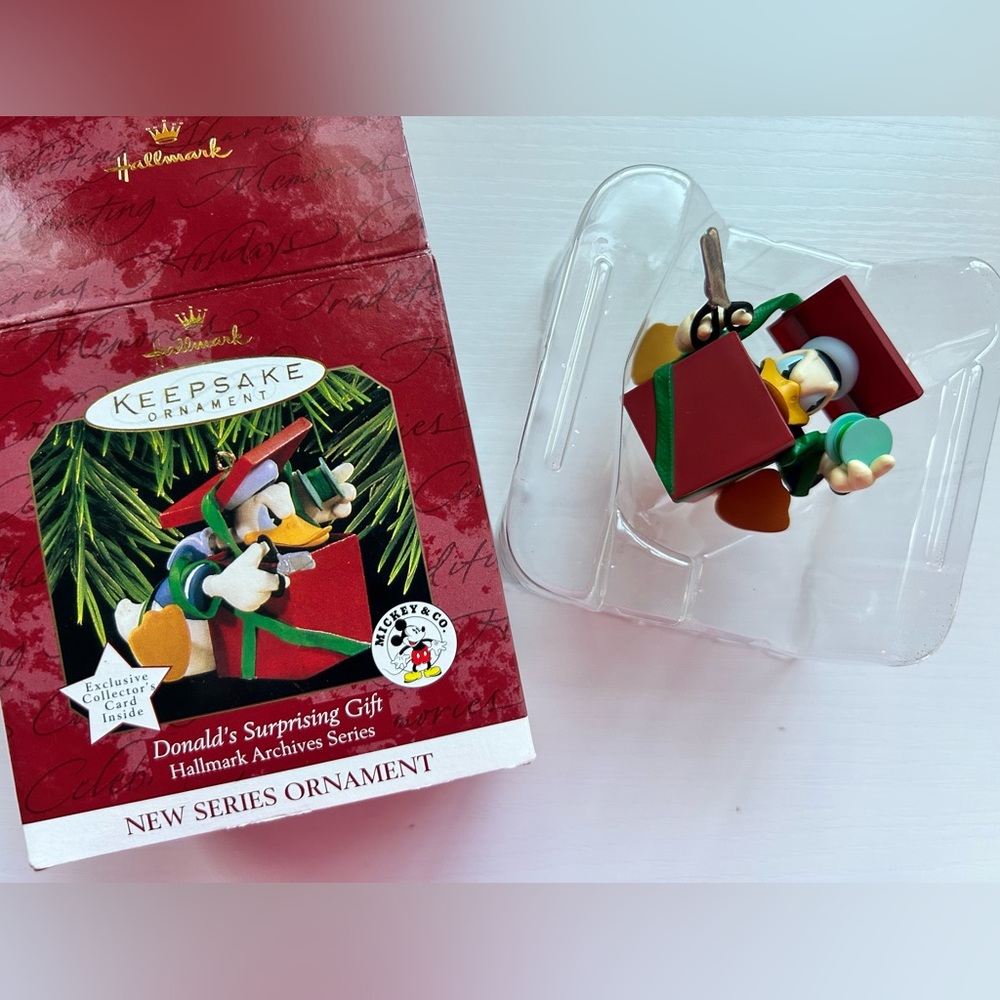 Hallmark Ornament 1st Archives Series DONALD‎ Duck SURPRISING GIFT 04025 in Box